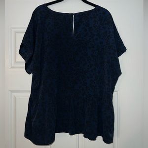 Bobeau Size XL. Peplum Style Blue and Black Patterned top with a keyhole cutout.